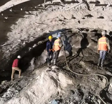 兰西隧道拱顶带模注浆料,微膨胀注浆料的特点及施工工艺